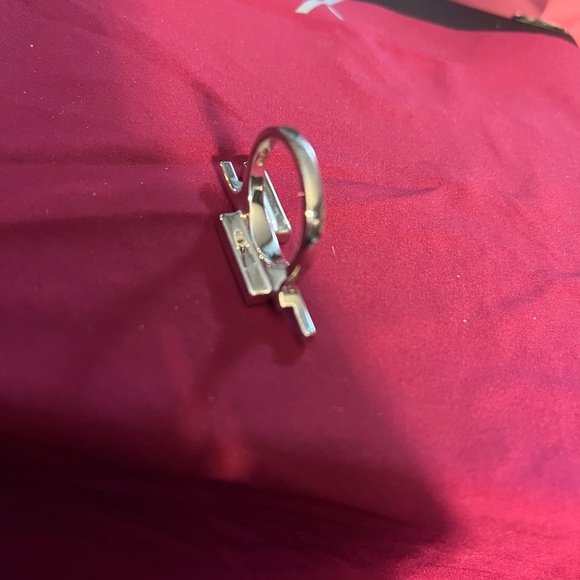 SWAROVSKI ring. Size 8. Silver tone. Crystals. Stunning, bold ring. - Picture 4 of 6